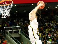 比赛时球员克服困难，展现出不屈的精神