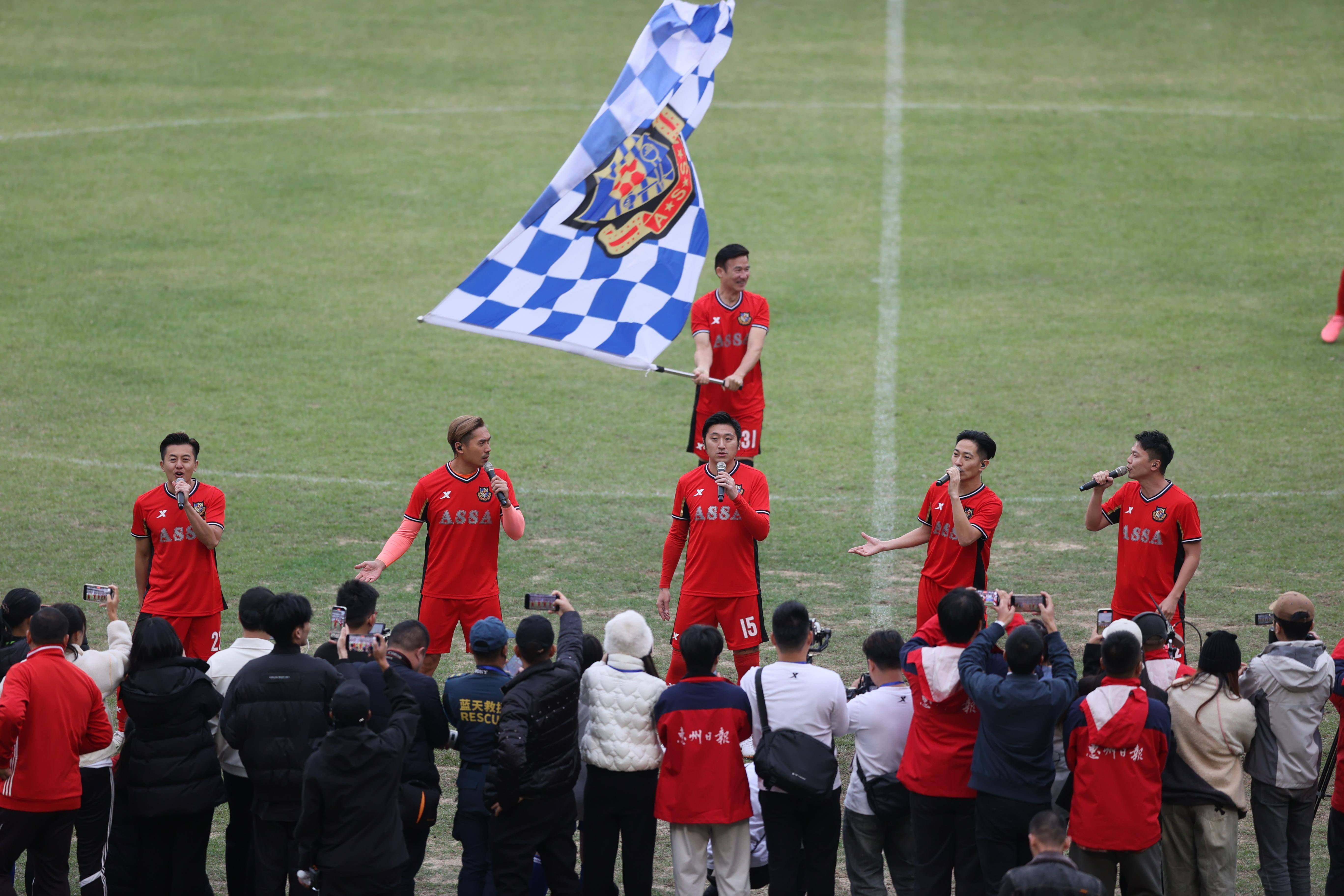 关于足球明星表现抢眼,引来球迷关注的信息 关于足球明星表现抢眼,引来球迷关注的信息