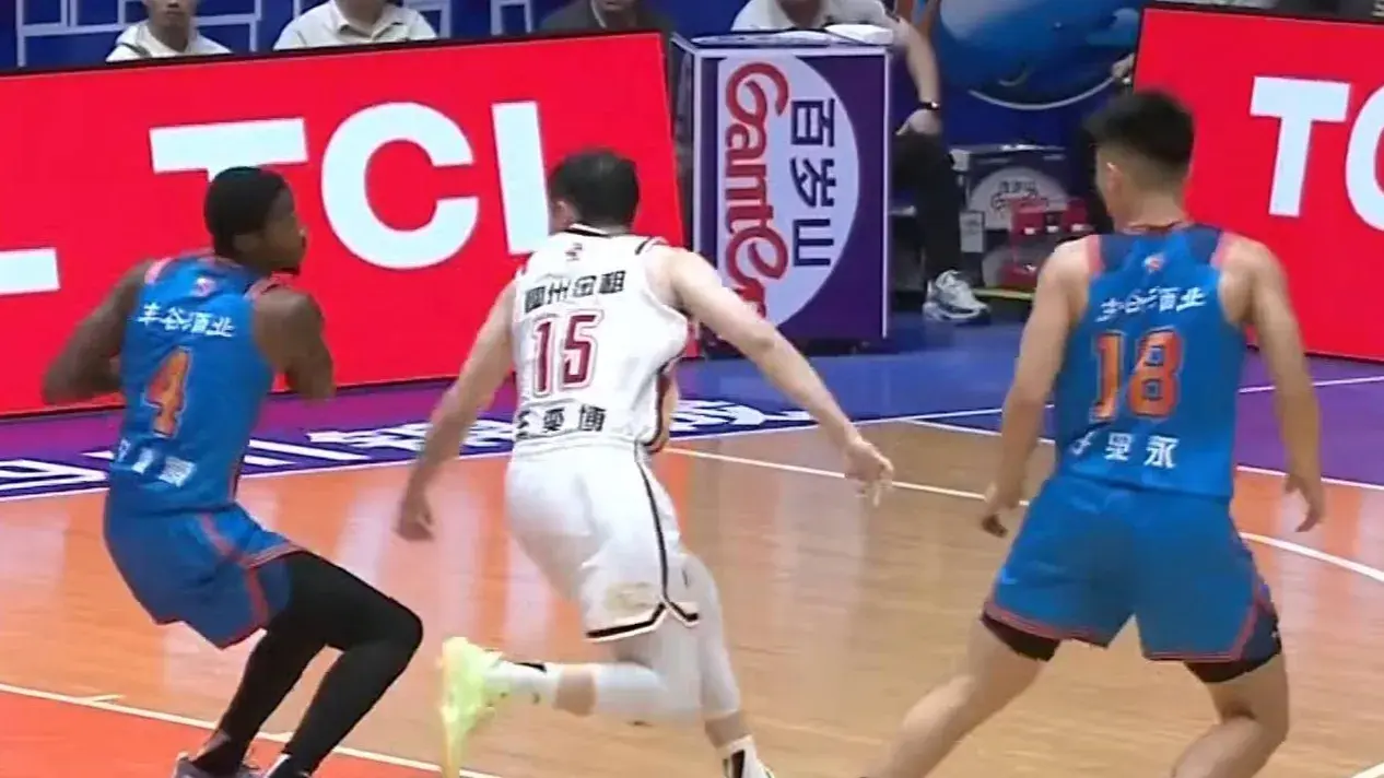 联赛赛场上发生了一场惊心动魄的比赛 联赛赛场上发生了一场惊心动魄的比赛