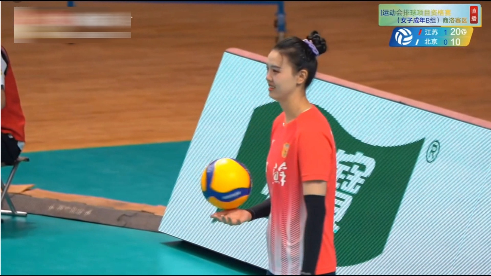 场上冲锋陷阵,场下观众欢呼,掌声雷动的简单介绍 场上冲锋陷阵,场下观众欢呼,掌声雷动的简单介绍