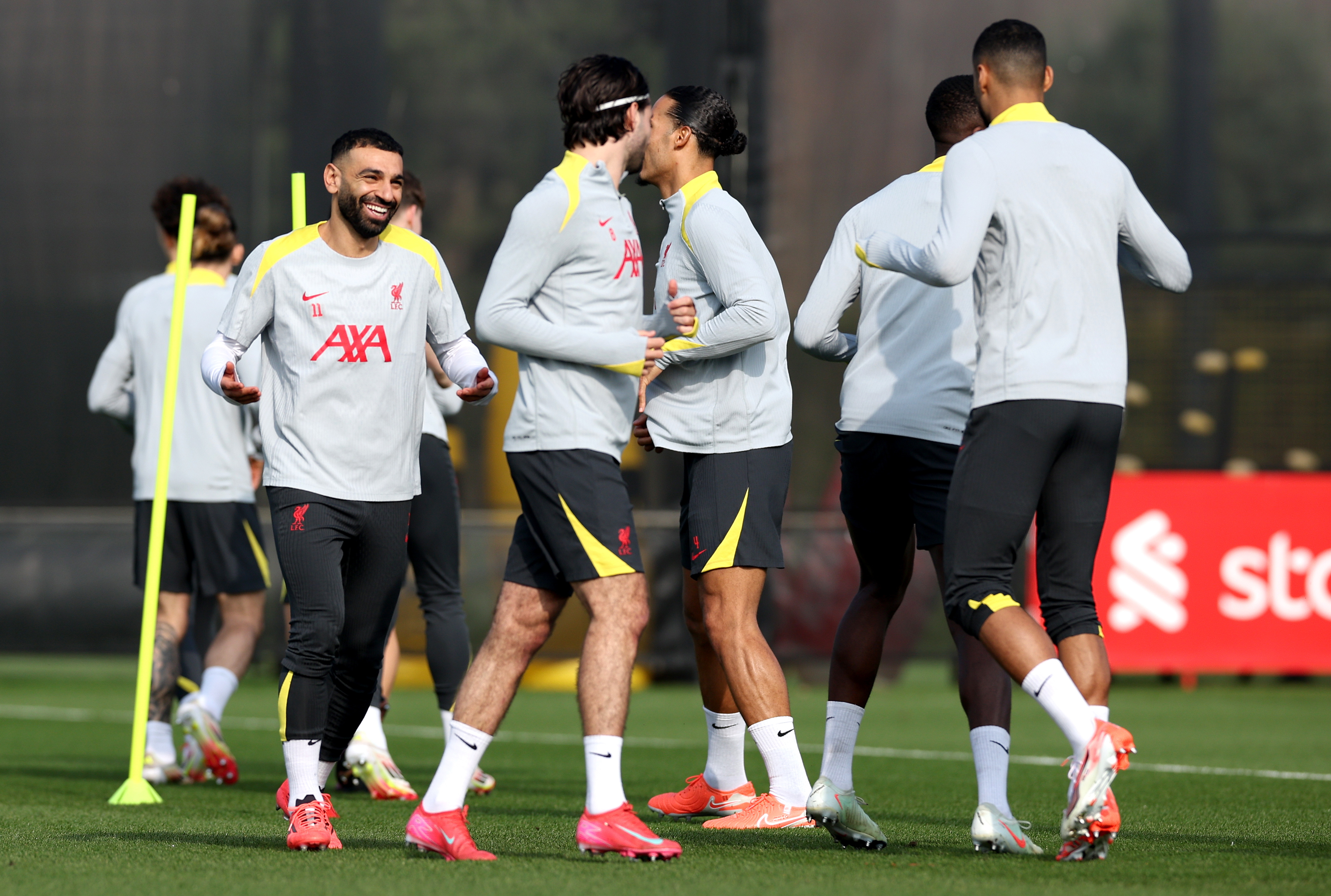 利物浦队员准备在主场与对手较量 利物浦队员准备在主场与对手较量