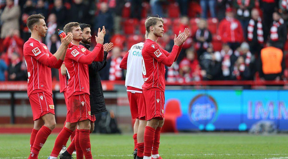 沙尔克遭受惨败,保级压力剧增 沙尔克遭受惨败,保级压力剧增