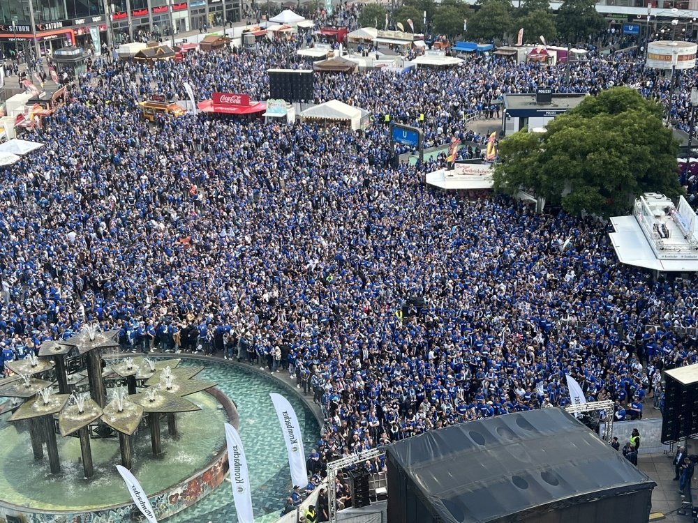 包含体育盛事现场气氛火爆，数万球迷热情高涨的词条