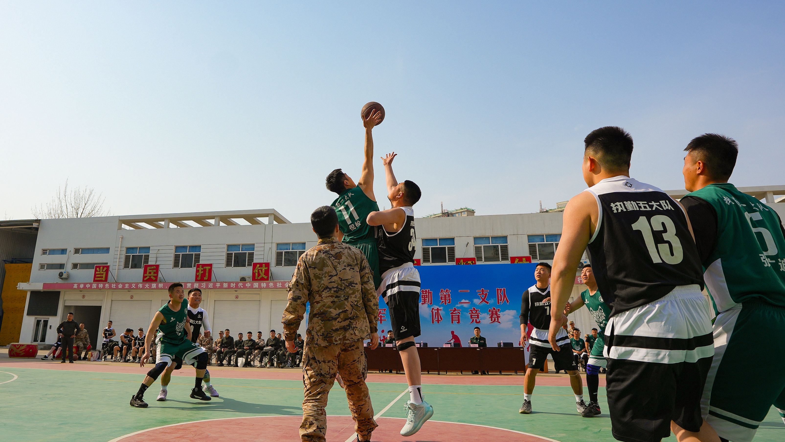 热烈篮球大战攀上擂台，强队展示高超实力