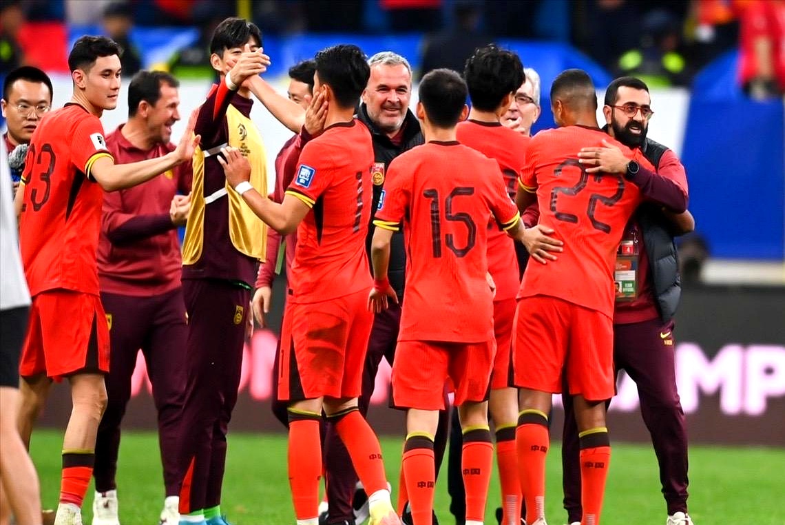 豪门对决比赛激烈纷呈,双方拼尽全力 豪门对决比赛激烈纷呈,双方拼尽全力