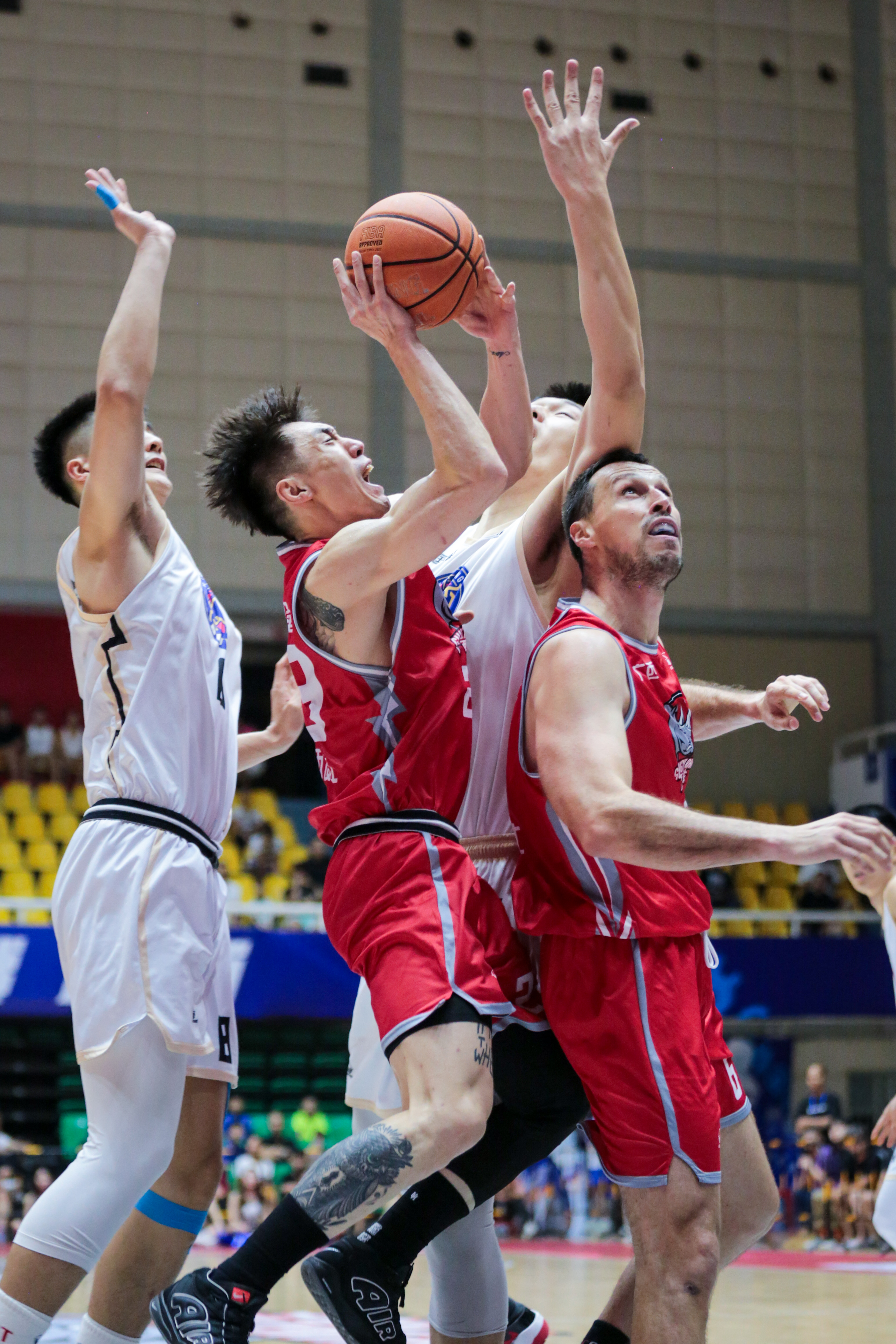 广西男篮大比分获胜,展现强大实力 广西男篮大比分获胜,展现强大实力