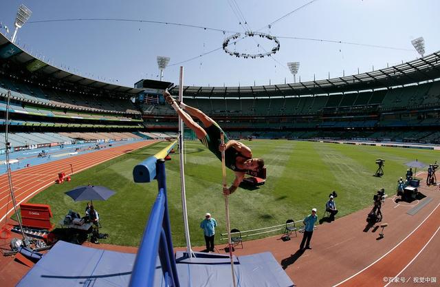 比赛时球员克服困难,展现出不屈的精神 比赛时球员克服困难,展现出不屈的精神