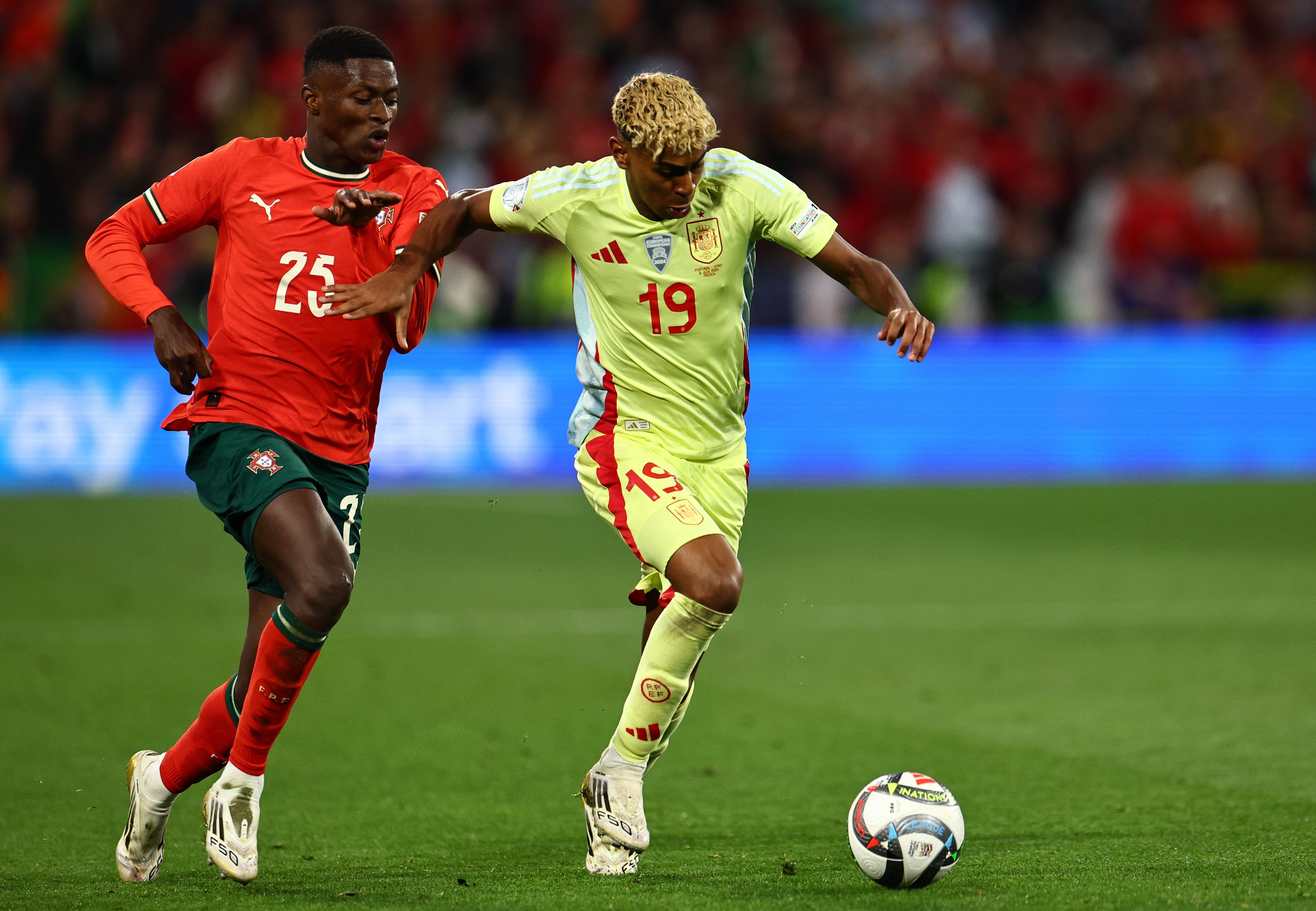 葡萄牙足球豪门联赛:实力碰撞引发瞩目的简单介绍 葡萄牙足球豪门联赛:实力碰撞引发瞩目的简单介绍