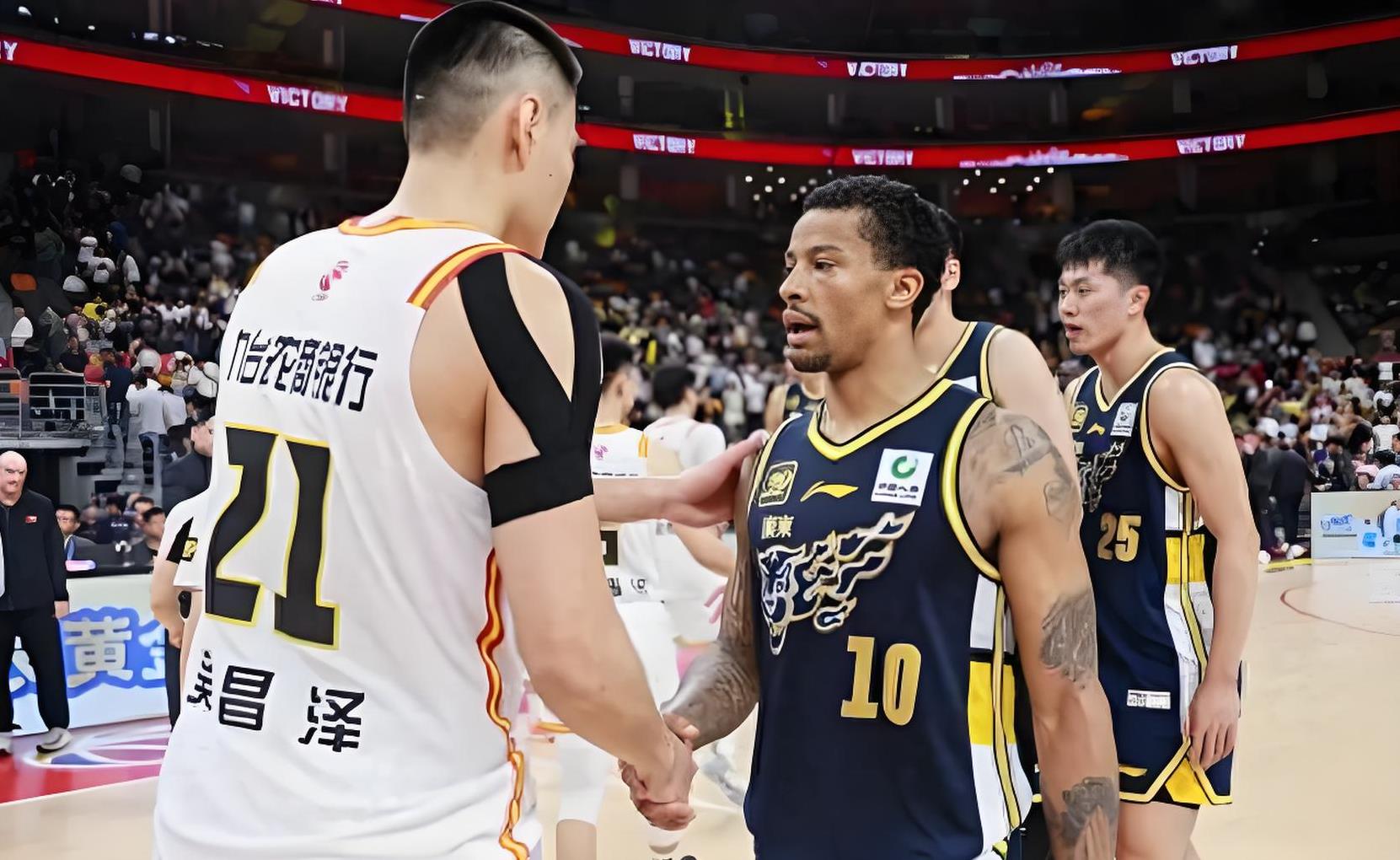 外援大放异彩,球队依靠团结力量战胜对手的简单介绍 外援大放异彩,球队依靠团结力量战胜对手的简单介绍