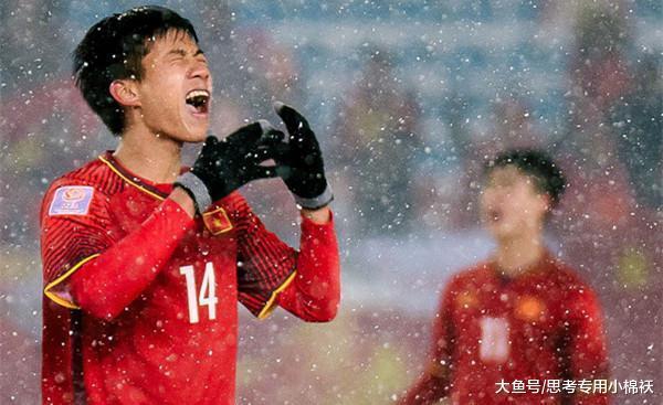 青岛英雄大获全胜,中超联赛上的传奇光芒! 青岛英雄大获全胜,中超联赛上的传奇光芒!