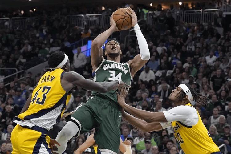 雄鹿力克尼克斯,字母哥32+17+8的简单介绍 雄鹿力克尼克斯,字母哥32+17+8的简单介绍