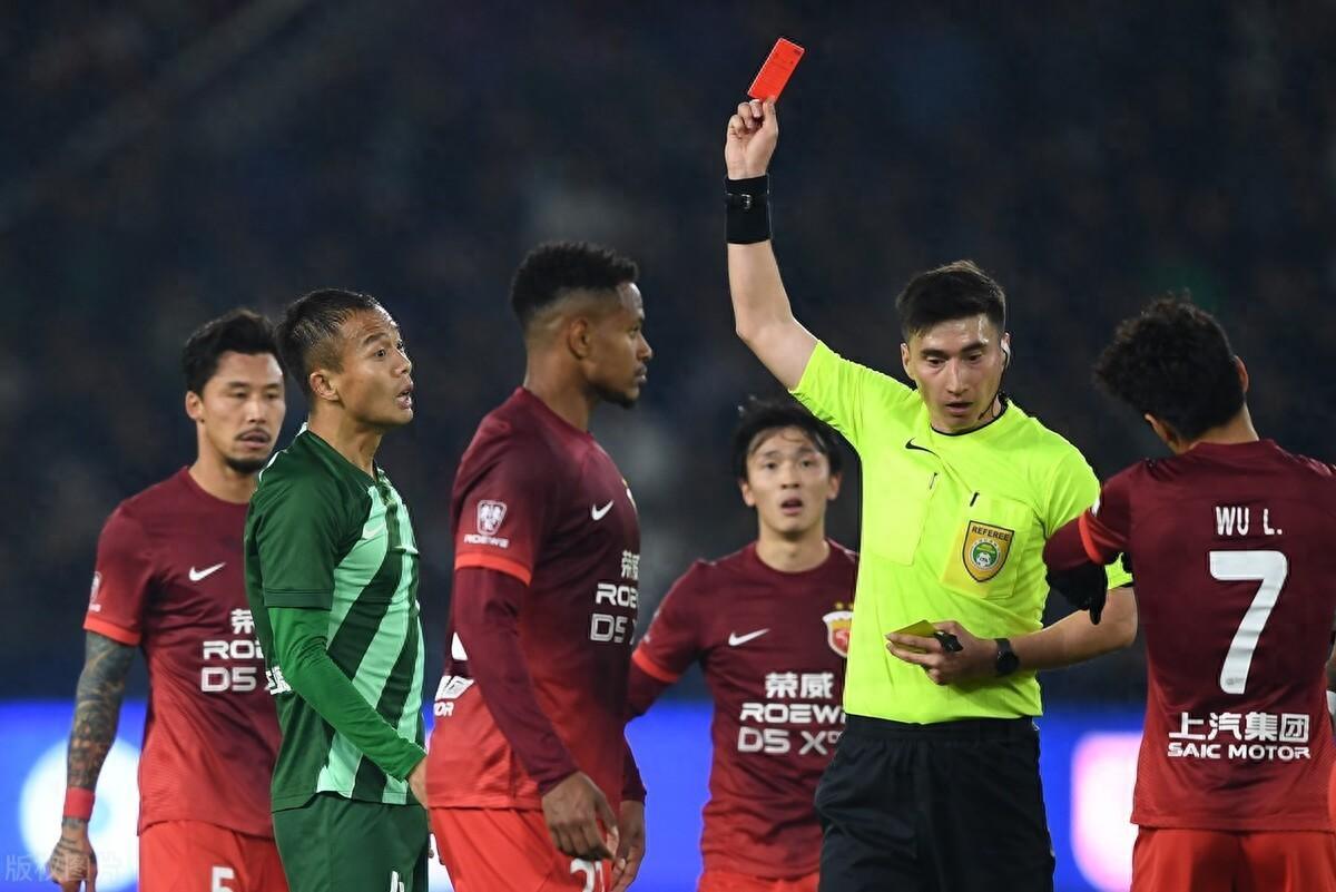 包含球迷投诉裁判判罚不公,引发热议的词条 包含球迷投诉裁判判罚不公,引发热议的词条